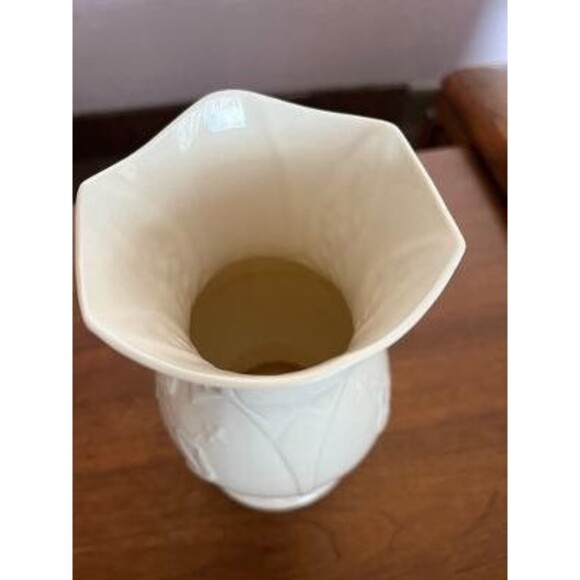 Vintage Beleek Shamrock Vase Made In Ireland - Picture 5 of 8